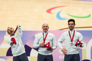El equipo español formado por Pablo Jaramillo, Alfonso Cabello y Ricardo Ten, se han hecho con la medalla de plata en la prueba de Velocidad por equipos mixto 750 m C1-5. National Velodrome. Juegos Paralímpicos París 2024.